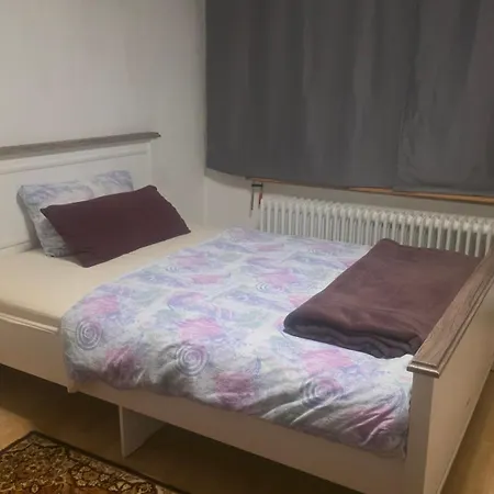 Eine Schoene In Einer Ruhigen Gegend Mit Gemeinsam Genutzte Bad Und Kuechengeraete